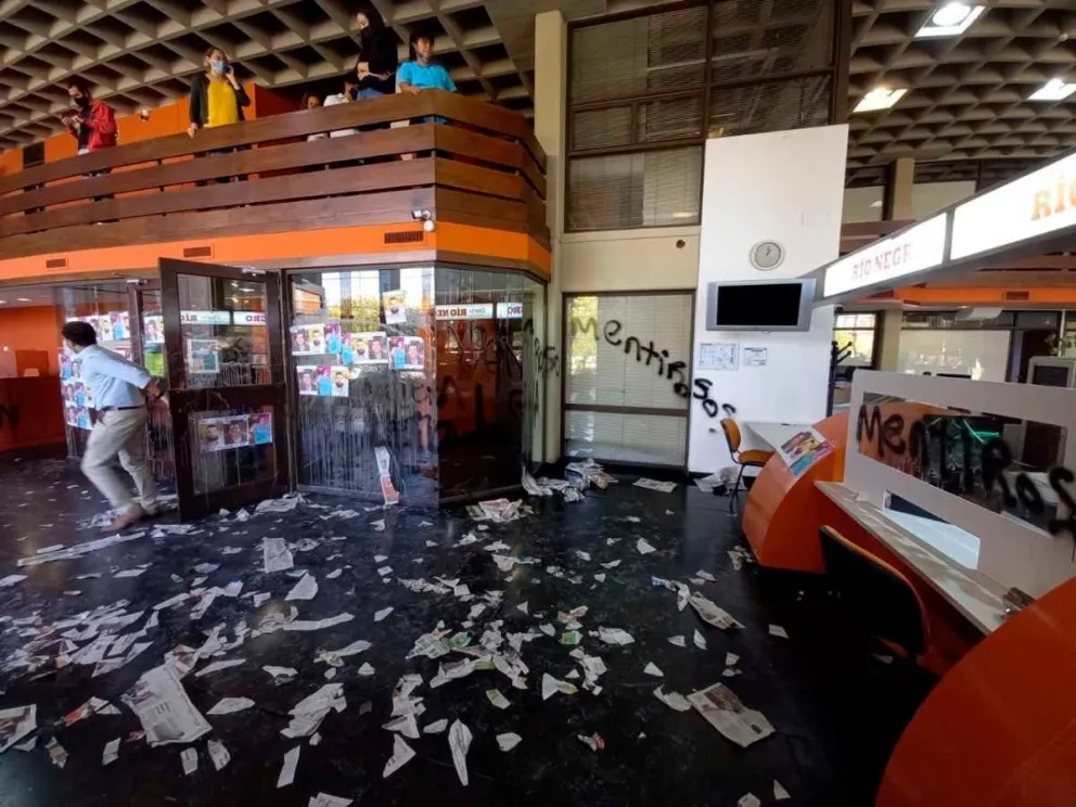 Violento ataque a los trabajadores del diario Río Negro