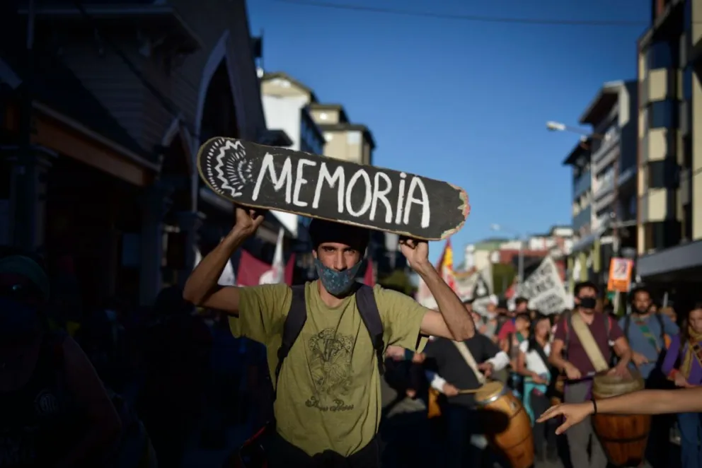“sembrar memoria y sembrar lucha”: A 45 años del Golpe, los barilochenses volvieron a salir a las calles (Fotos: Marcelo Martínez)