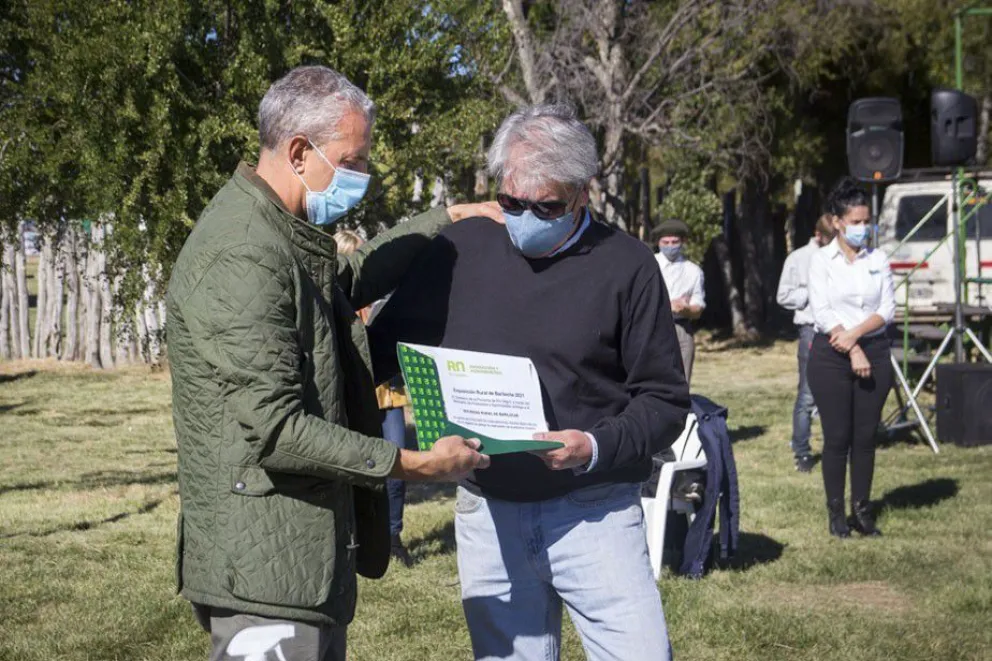 El Gobierno entregó maquinaria a productores de Bariloche por más de $17.000.000