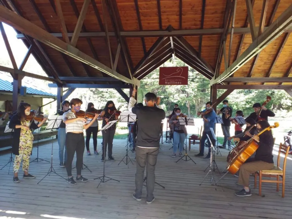 La Camerata Juvenil Municipal deleitó a turistas en Puerto Blest