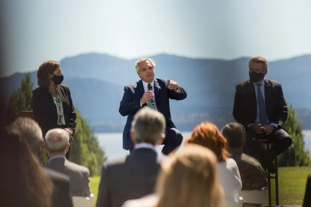 El presidente de la Nación, en su visita a Invap, en marzo de 2021. (Foto: Marcelo Martínez)