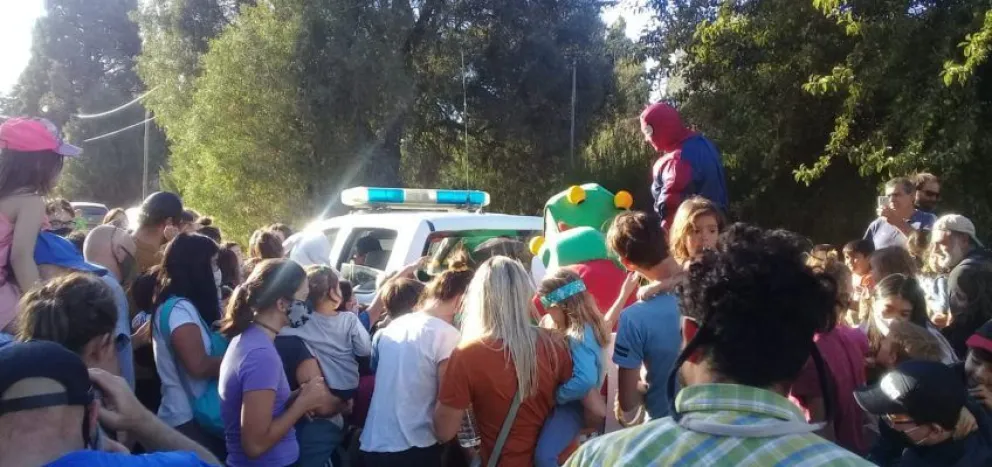 Efectivos policiales entregaron huevos de Pascua y golosinas a niños de Bariloche