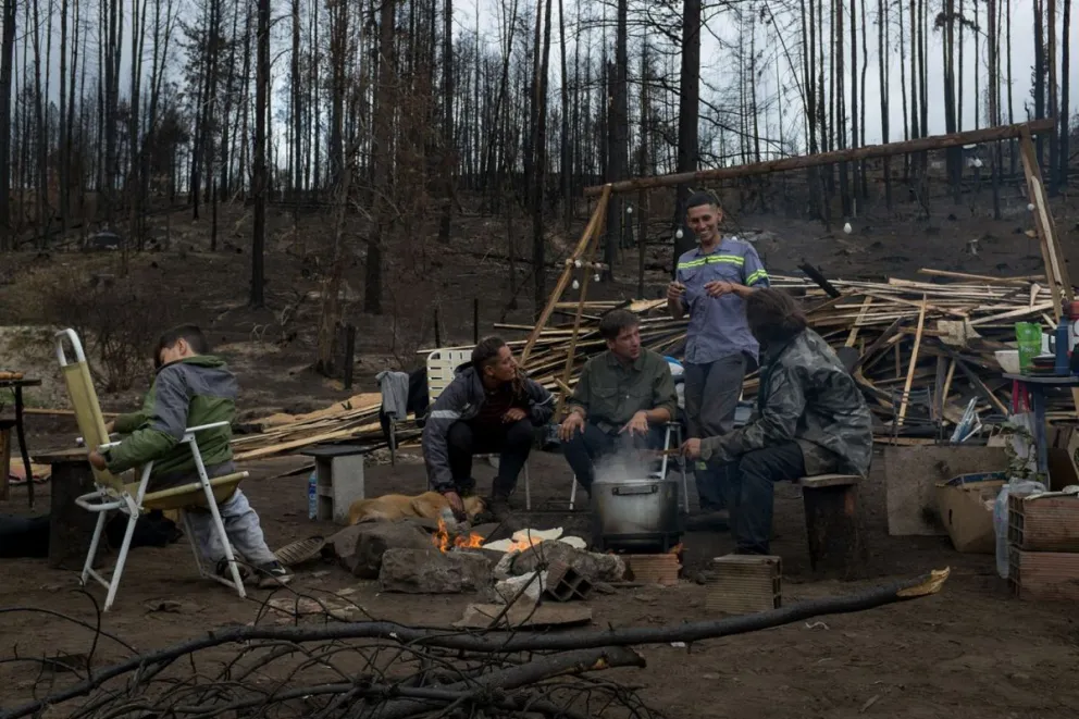 A un mes de los incendios en la Comarca, los vecinos levantan sus casas gracias a la solidaridad