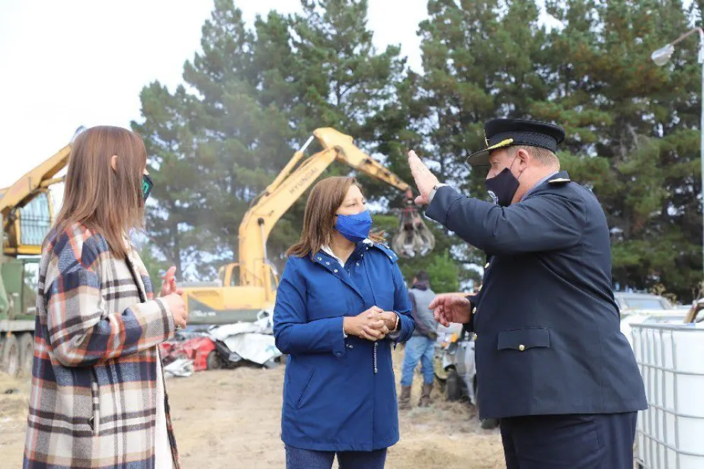 Con la presencia de la gobernadora, compactan más de 250 vehículos en Bariloche