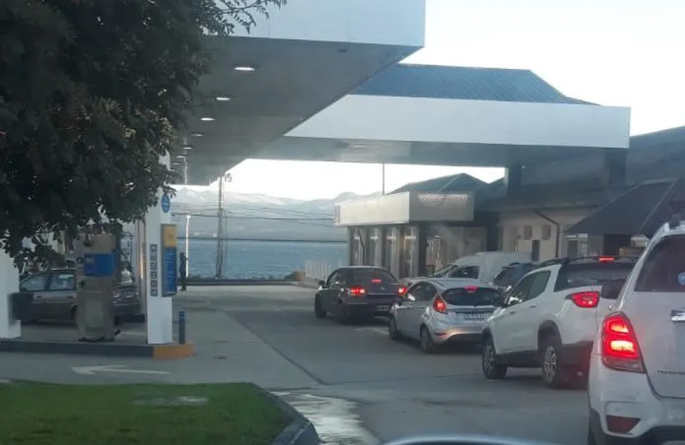 Largas colas en las estaciones de servicio por la falta de combustible en la región