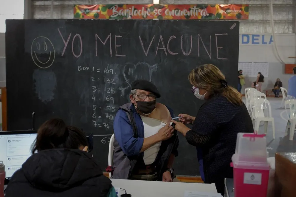 En total, más de 2.000 personas se vacunaron este fin de semana en Bariloche. (Fotos: Marcelo Martínez)