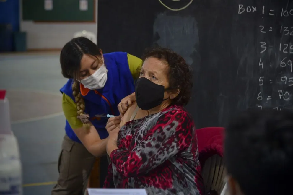 "La vacuna es gratis y la reciben en la dosis y el horario que le corresponden", recalcaron desde el Hospital (Foto: Marcelo Martínez)