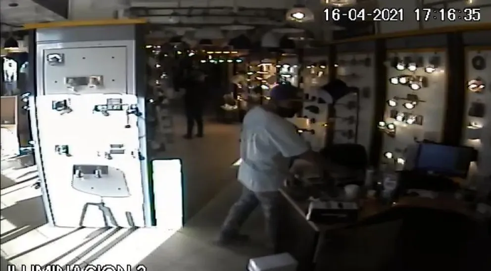 Video: Entró al local como un cliente, se llevó cosas sin pagar y fue captado por las cámaras