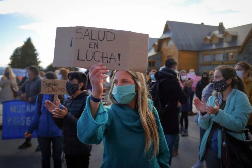 Trabajadores de Salud marcharon hasta el Centro Cívico