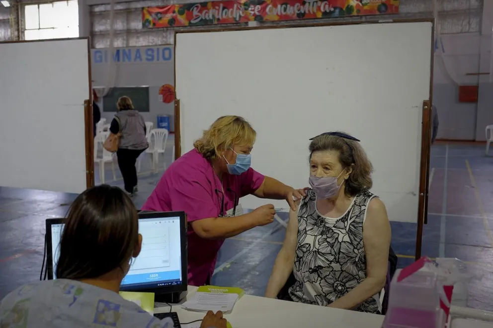 Más del 87% de los mayores de 60 recibió al menos una dosis contra Covid-19