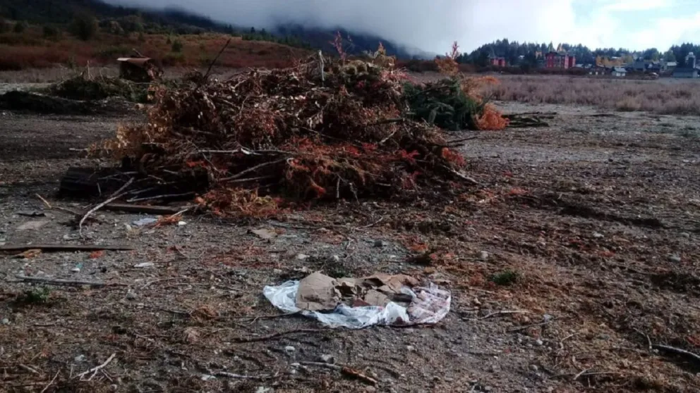 Vecinos continúan arrojando basura en el sector del estacionamiento de Cerro Catedral