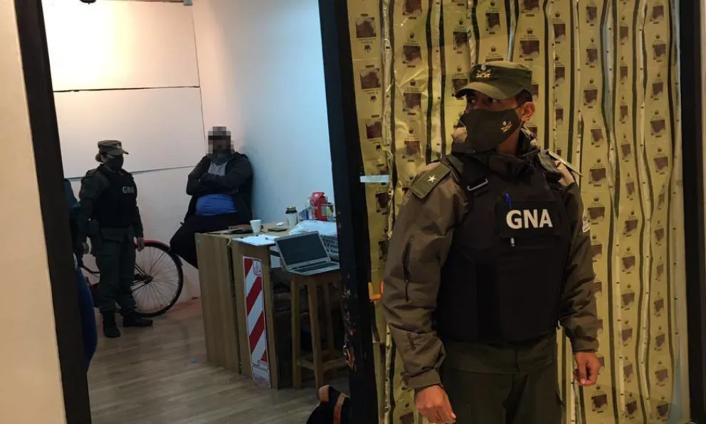 Allanamientos en calle Mitre: Decomisaron billetes de moneda extranjera y droga