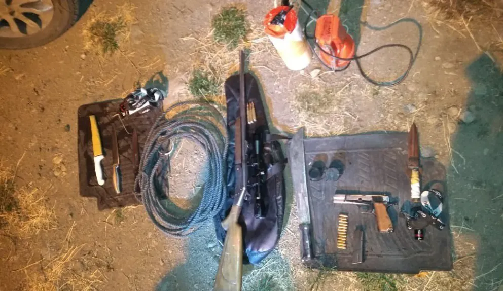 Los pararon por circular fuera de horario y se encontraron con armas en el vehículo