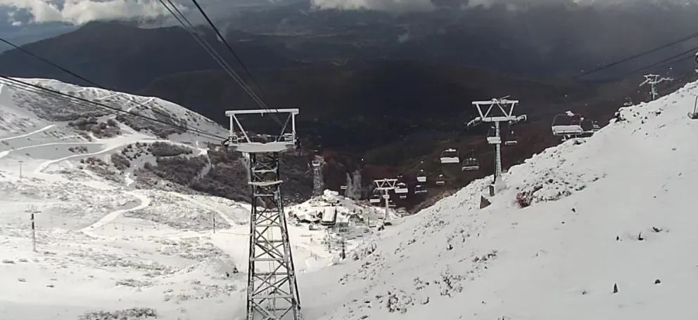 Pintado de blanco: Mirá en vivo cómo está el cerro Catedral tapado de nieve