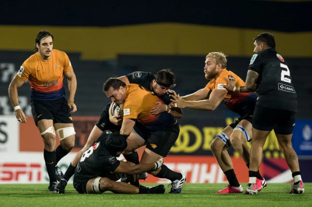 Zeiss avanza y banca el tackle. El barilochense aportó en defensa y ataque.