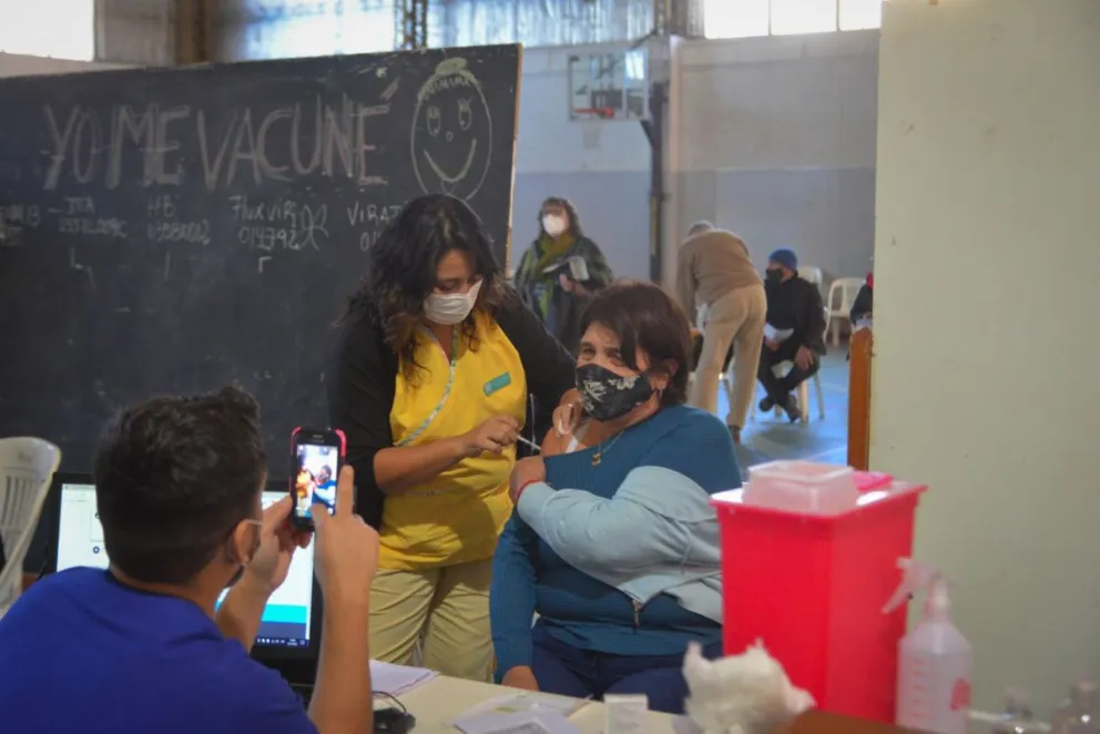 Continúa la vacunación contra el coronavirus en el gimnasio municipal 1