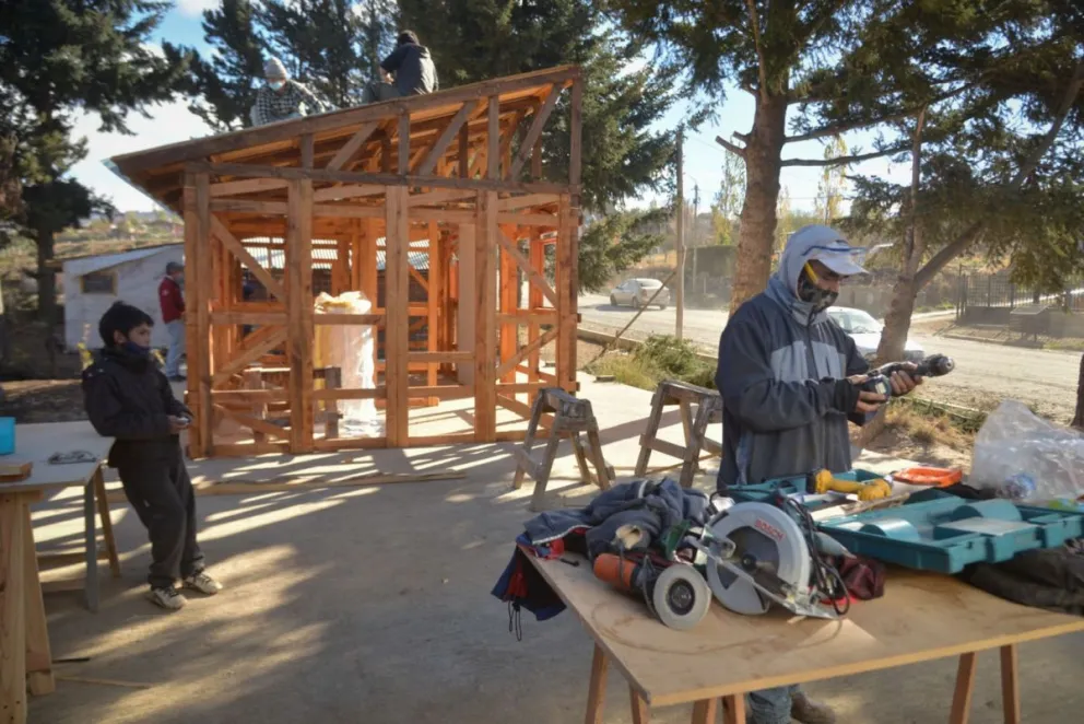 El trabajo se realiza con madera de pino ponderosa. 