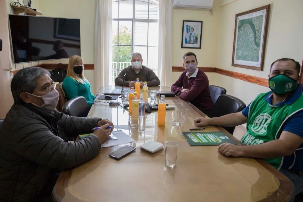 El Gobierno propuso a los gremios estatales el pago de la indumentaria en dos cuotas