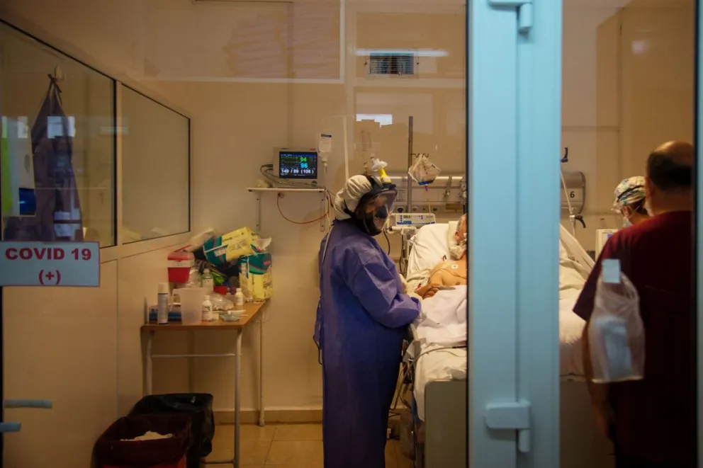 Con más del doble de casos activos, el promedio de pacientes fallecidos con Covid se redujo a una cuarta parte