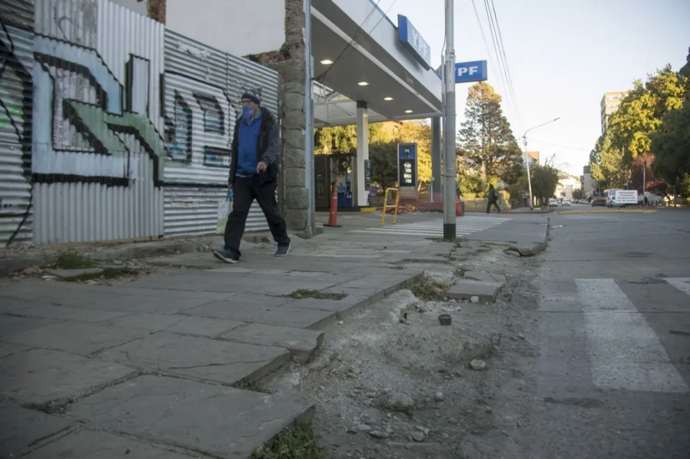 Es responsabilidad del propietario frentista el mantenimiento de las veredas. (Foto: Marcelo Martínez)