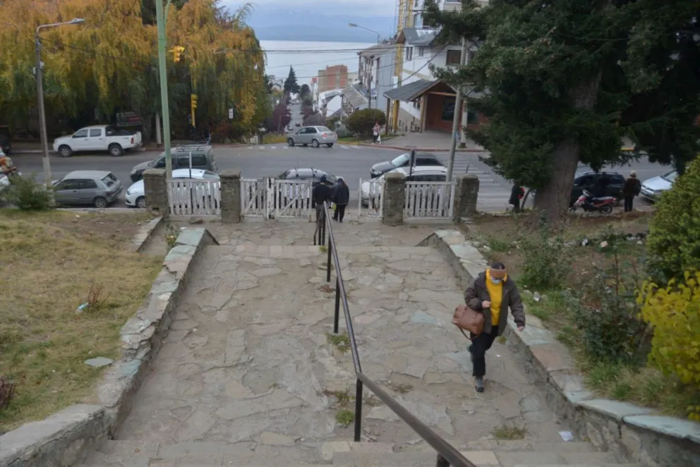 Escalera de acceso al Hospital zonal, por calle Moreno. (Foto: Marcelo Martínez)