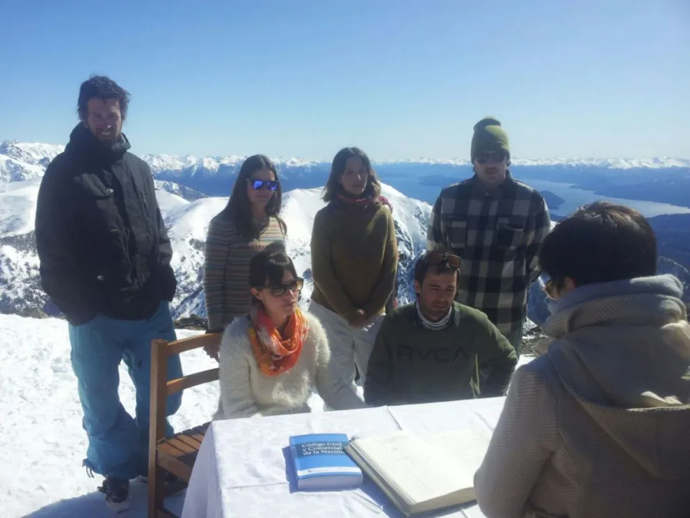 Milagros López Salvá y Marcelo Pereyra Iraola, la primera pareja en casarse en la cumbre del Catedral.