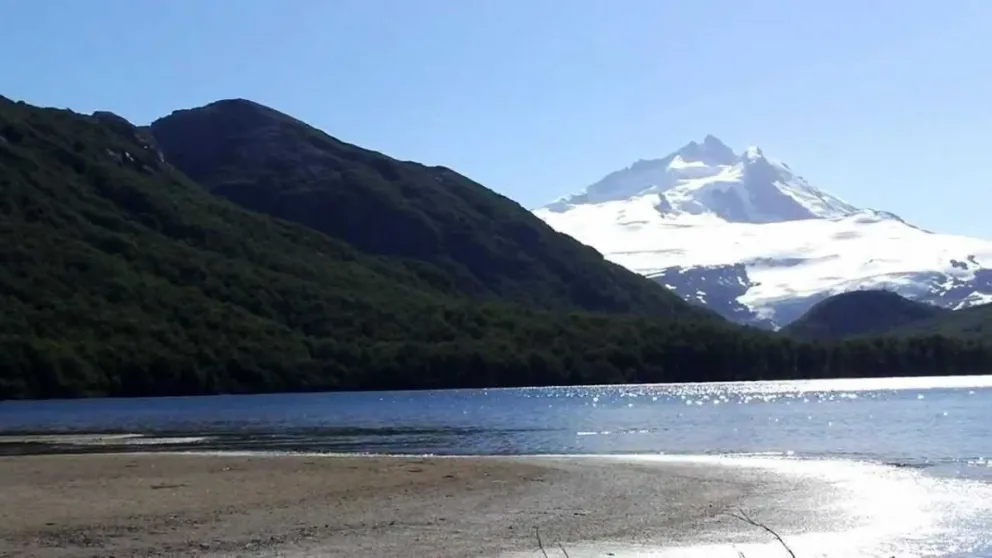 Evacuaron a un joven desde laguna Ilón