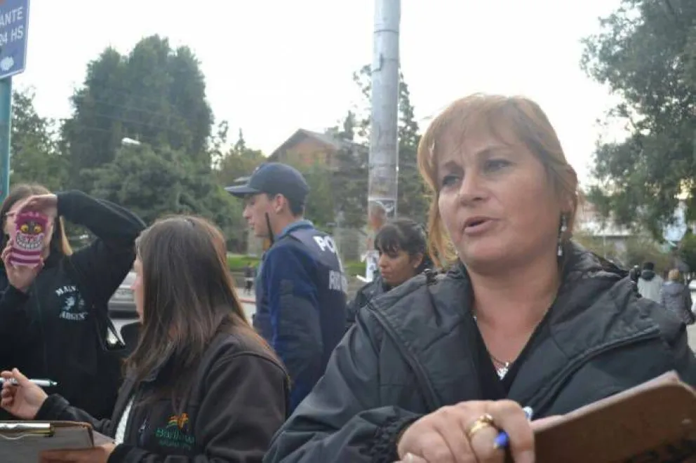 Una de las inspectoras municipales, en plena actuación. 
