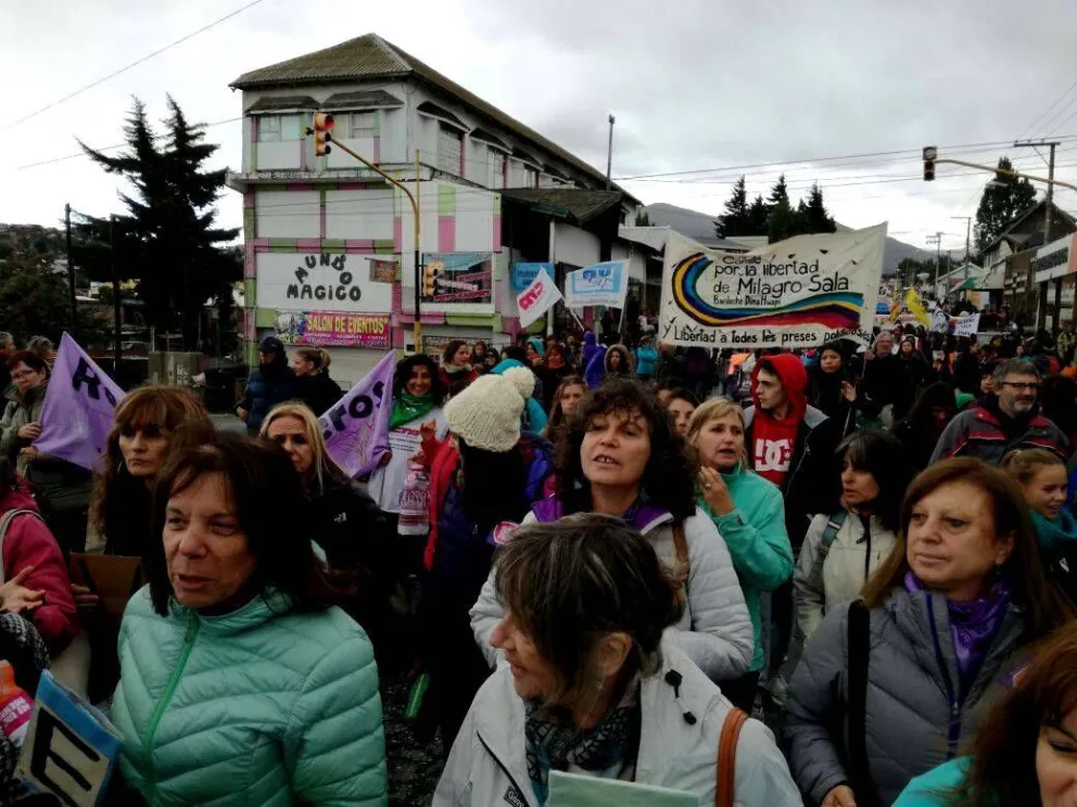 Video: Bajo la lluvia, marchan por el Día de la Mujer