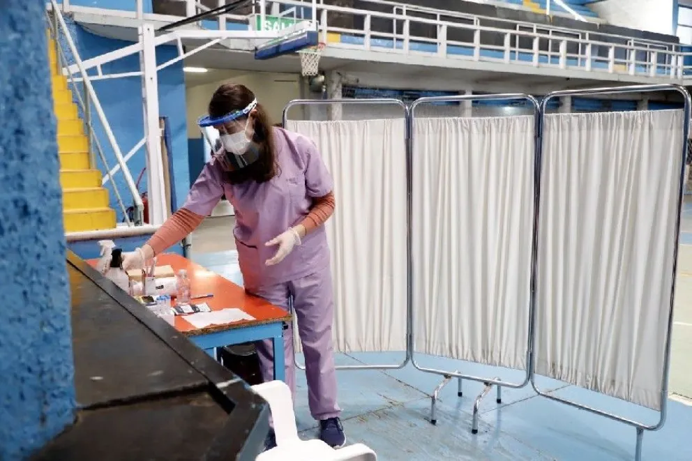 Comenzaron a testear a menores de 40 en el gimnasio de Bomberos 