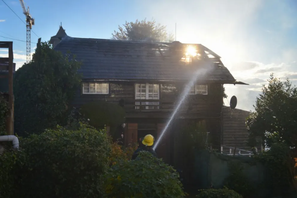Bomberos lograron contener un voraz incendio en una fábrica de tejidos