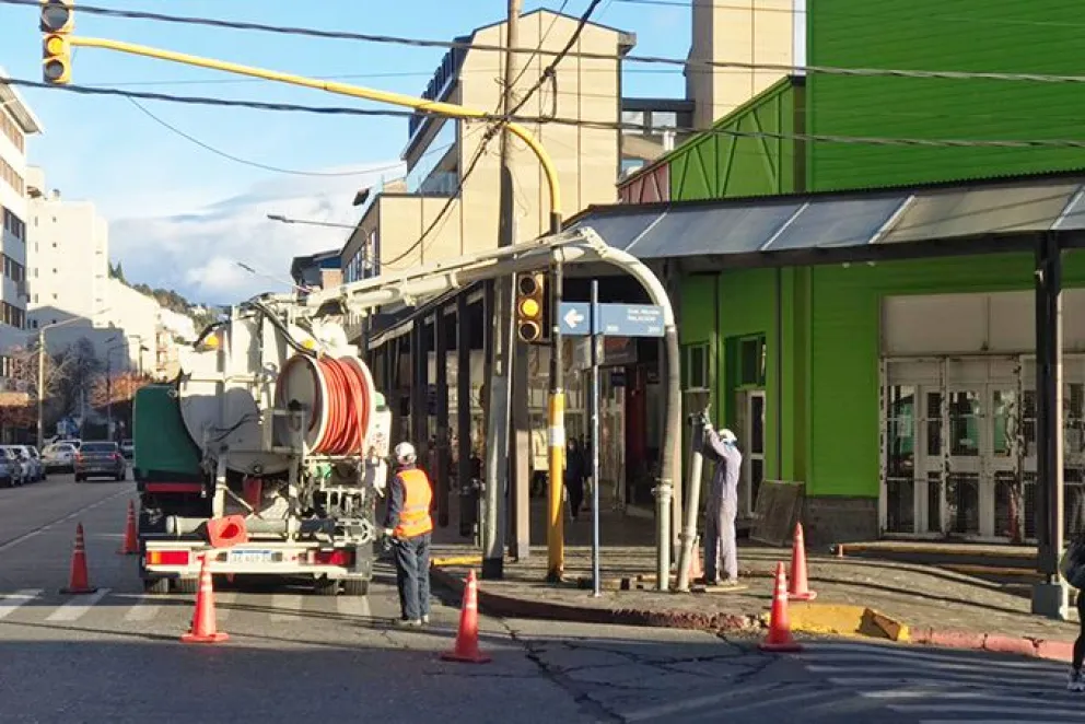 La CEB trabaja en el mantenimiento del sistema de cañerías cloacales