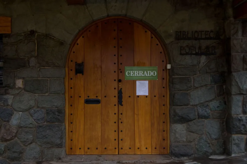Reabrieron comercios pero la biblioteca no puede entregar libros ni por ventanilla