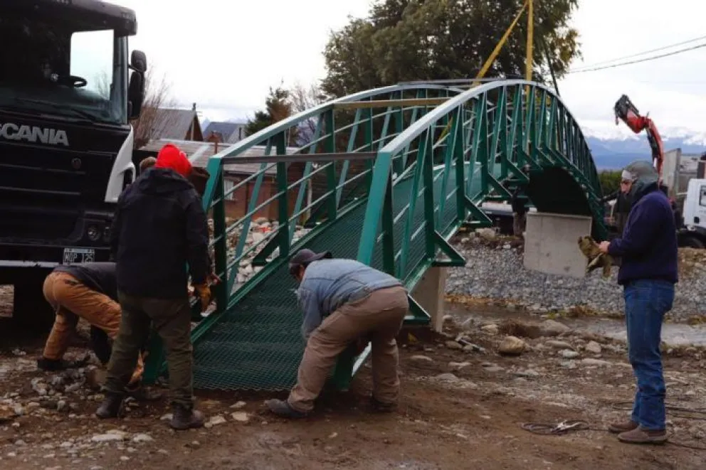 Inauguraron un nuevo puente peatonal sobre el arroyo Ñireco