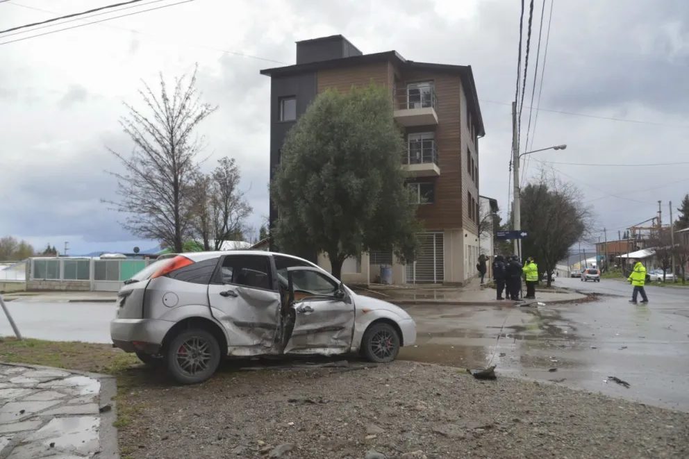 Una mujer embarazada quedó atrapada en un automóvil tras un choque