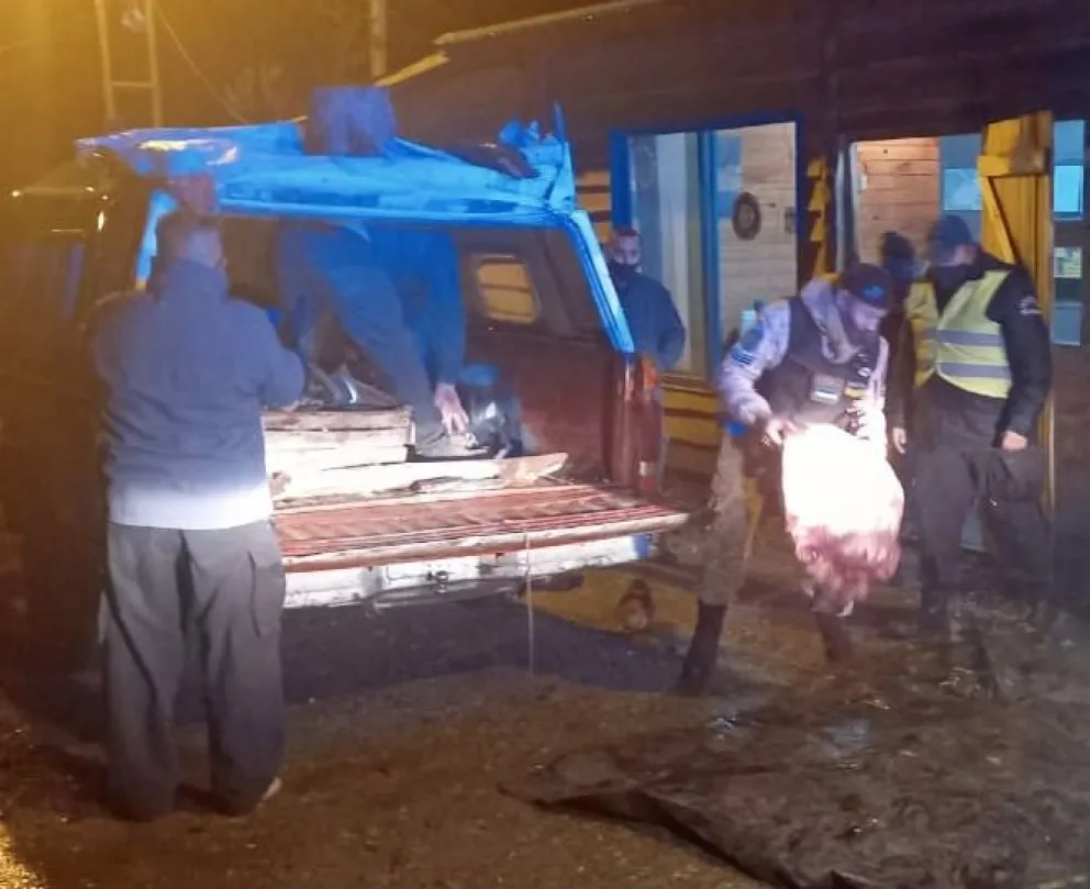 La Brigada Rural secuestró leña nativa y carne faenada clandestinamente en El Bolsón