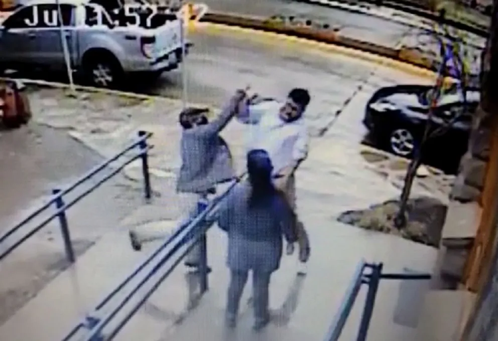 Cruce entre funcionarios y un referente vecinal