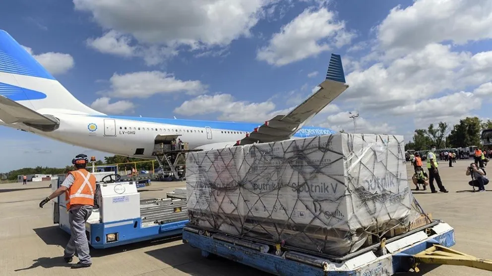 Llega el vuelo que trae el reactivo para fabricar la Sputnik