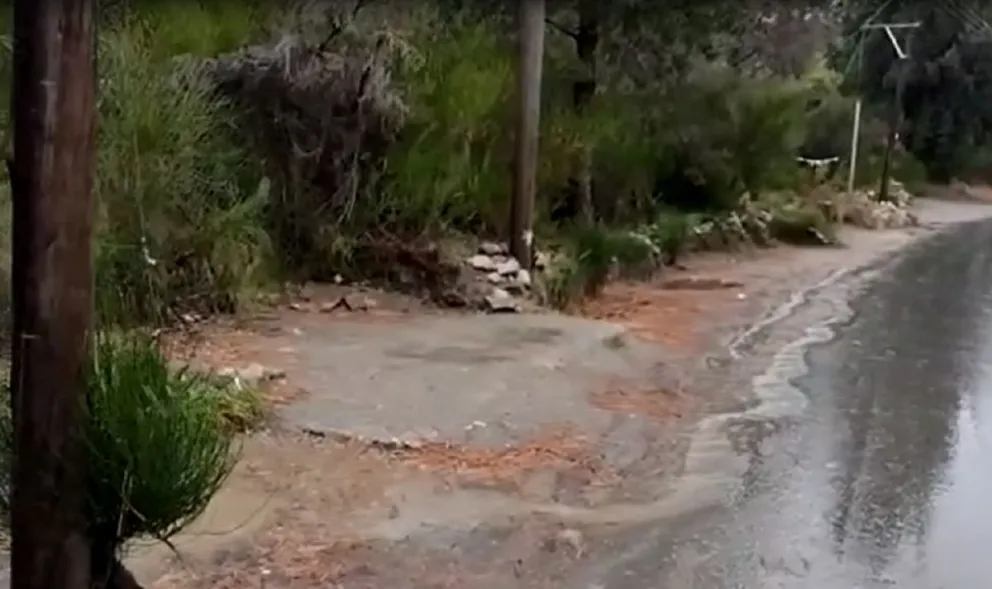 Las nuevas garitas no llegan y los vecinos muestran su malestar al esperar bajo la lluvia
