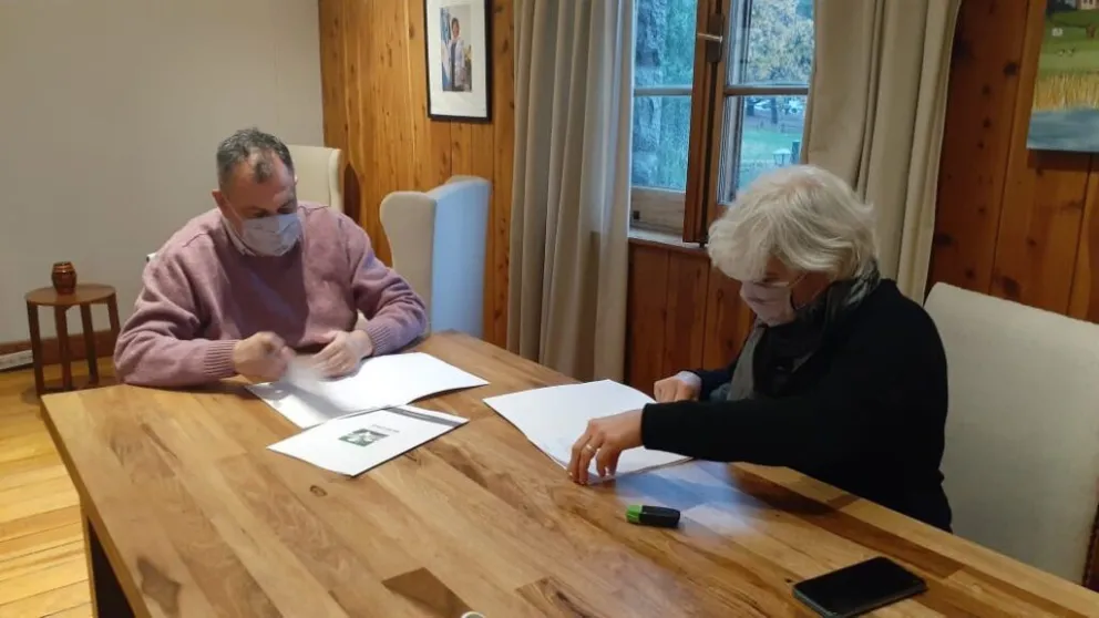 Municipio articula con Invap la provisión de leña del Plan Calor