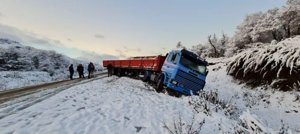 Despistó un camión por el hielo en la ruta 40