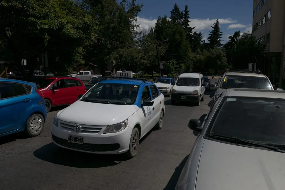 Convocan a curso introductorio para choferes de taxis