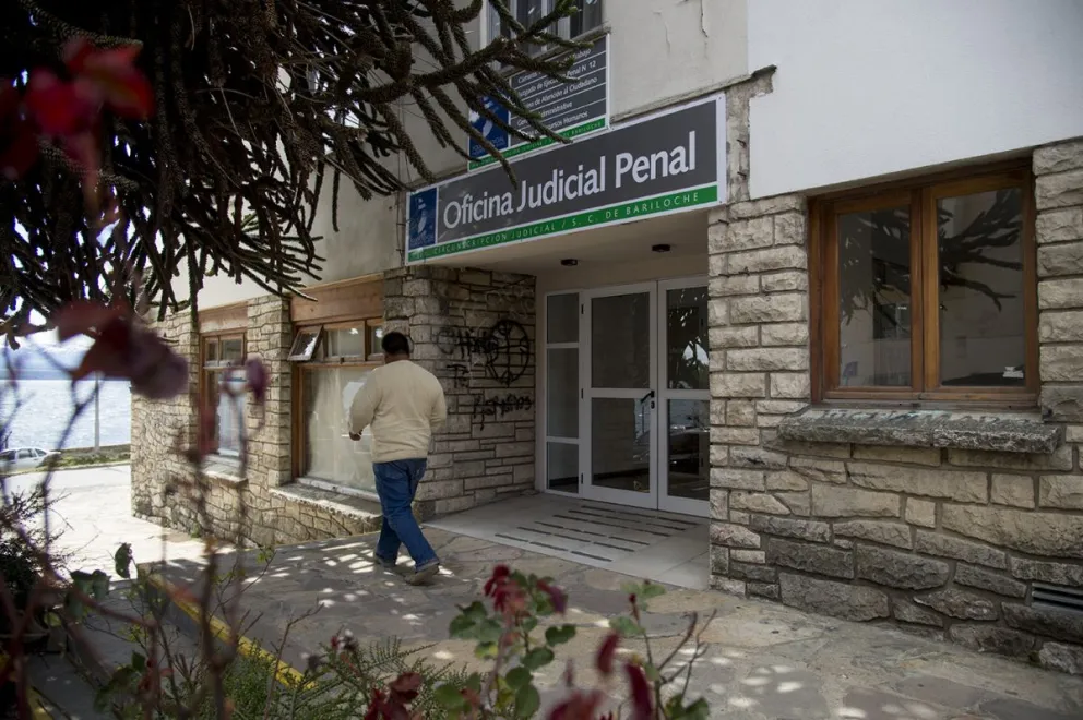 Cayó de una cornisa, se lesionó y el municipio deberá indemnizarlo 