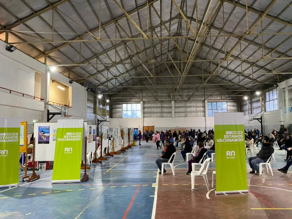 Por la vacunación de docentes, varias escuelas secundarias no tendrán clases este martes