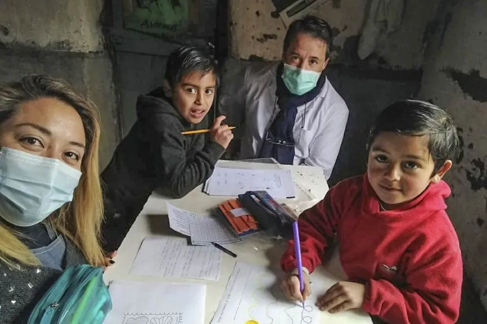 Docentes rurales visitan a alumnos que no pueden estudiar de manera virtual