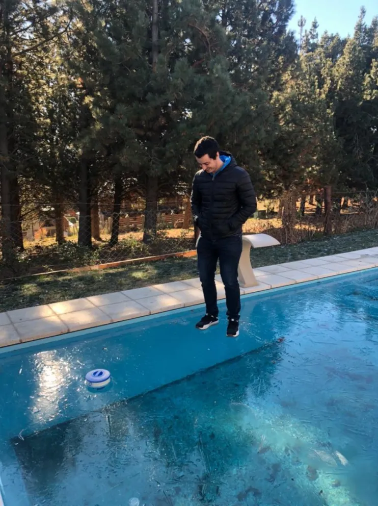 En las redes: Por las bajas temperaturas, se congeló una pileta en Bariloche 