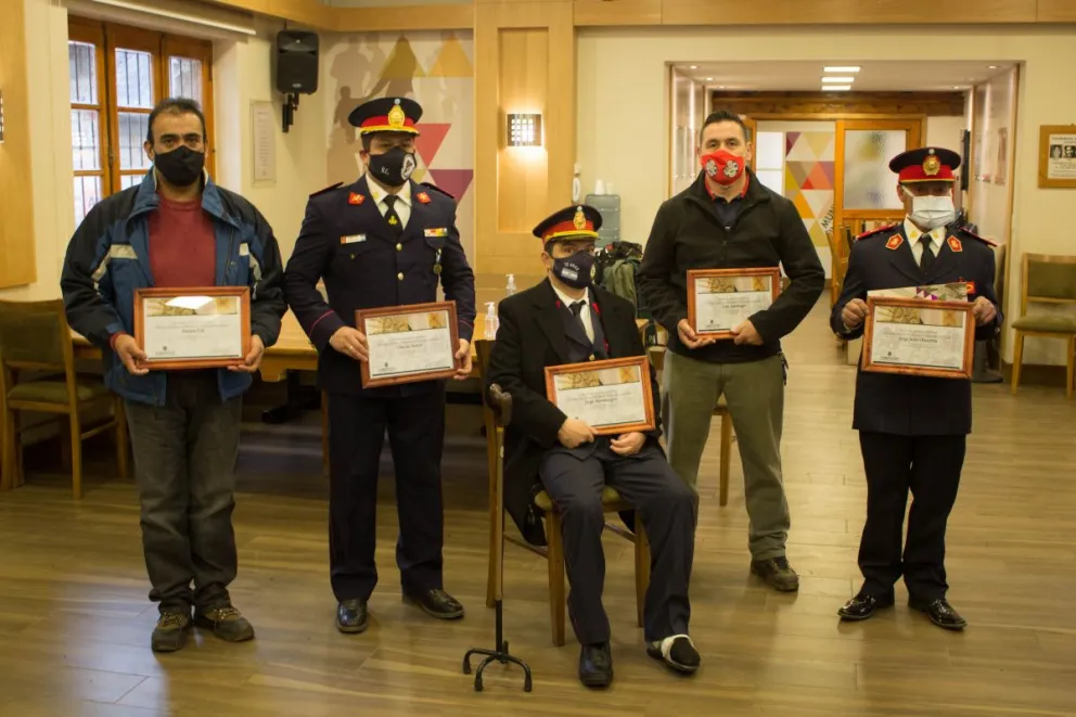 Emotivo reconocimiento a bomberos retirados