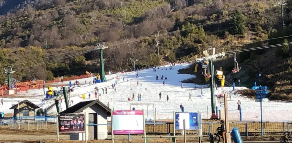 El fin de semana se disfruta de la base del cerro con la nieve fabricada