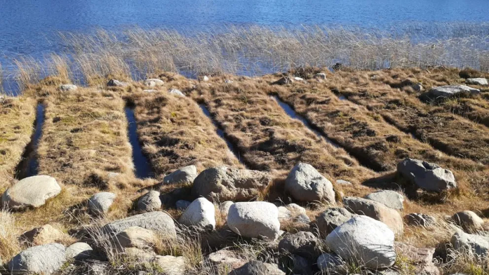 Denuncian que realizaron zanjas y colocaron piedras para que los vecinos no puedan disfrutar de la costa