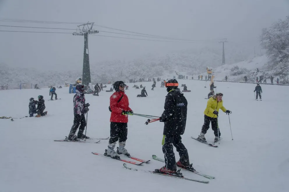 Es la apertura de la temporada y los turistas disfrutan de Cerro Catedral